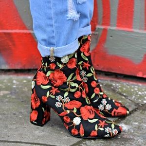 Embroidered boots ❤️